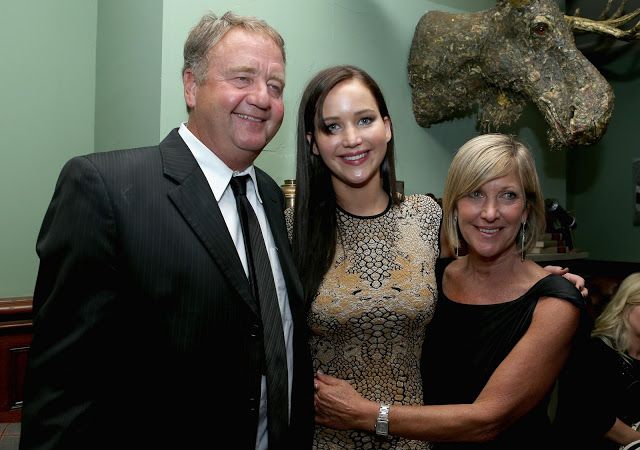 Jennifer Lawrence parada junto a sus padres