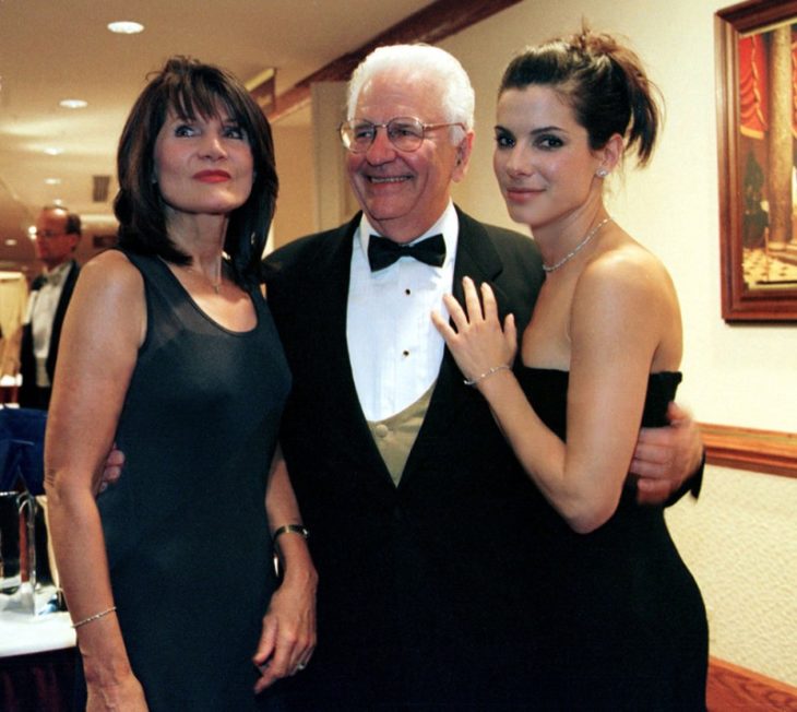 Sandra Bullock parada junto a sus padres después de asistir a los Oscar 