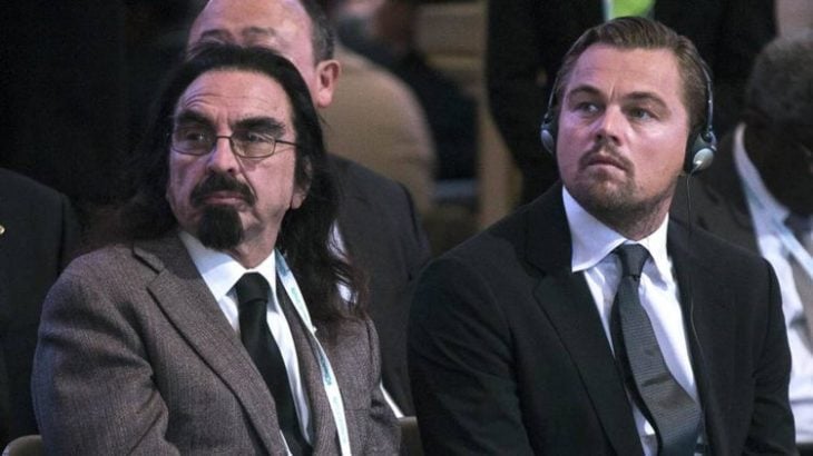 Leonardo DiCaprio junto a su padre escuchando una conferencia 
