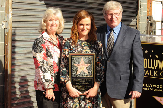Padres de Amy Poehler junto a su hija recibiendo su estrella en el paseo de la fama 
