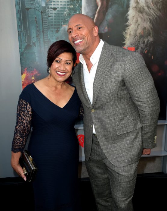 The Rock posando junto a su mamá después de la premiere de una película 