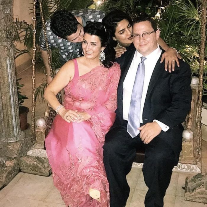 Nick y Priyanka posando junto a los papás de Nick el día de su boda 