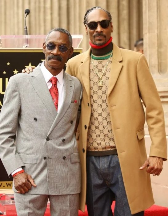 Snoop Dogg junto a su padre durante un evento 