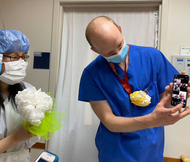 Shelun Tsai y Michael Sun, pareja de doctores celebra boda improvisada en hospital vía videollamada por coronavirus