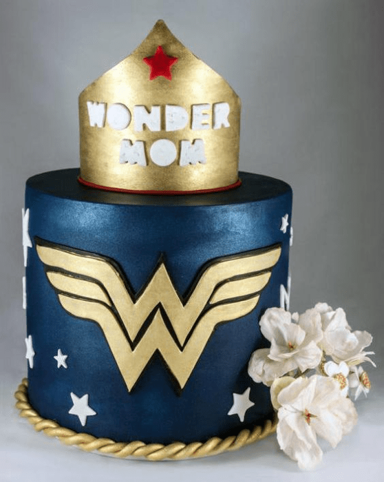 Pastel del día de las madres adornado con el diseño de Wonder Woman