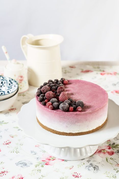 Pastel del día de las madres de una tarta de frutos rojos