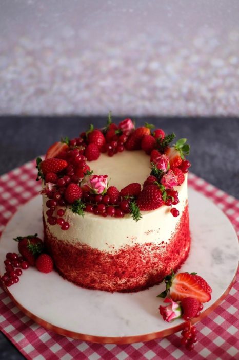 Pastel del día de las madres de pastel red velvet y frutos rojos