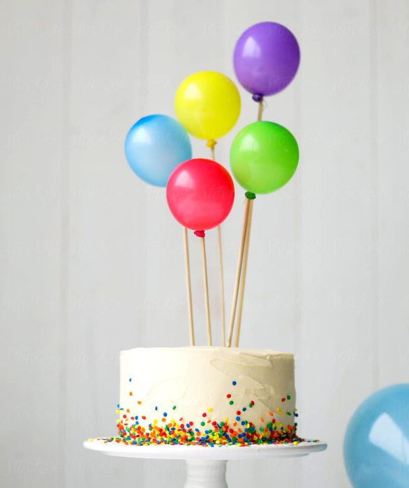 Pastel infantil con confeti y globos para el Día del Niño