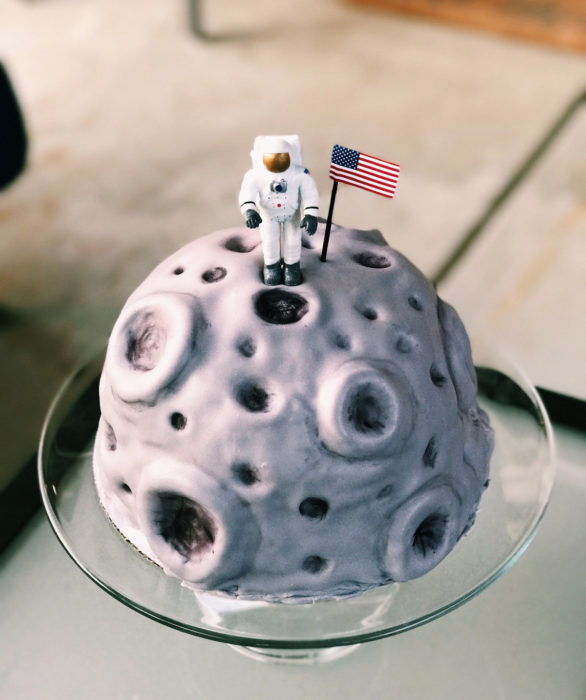 Pastel infantil de astronauta en la Luna para el Día del Niño