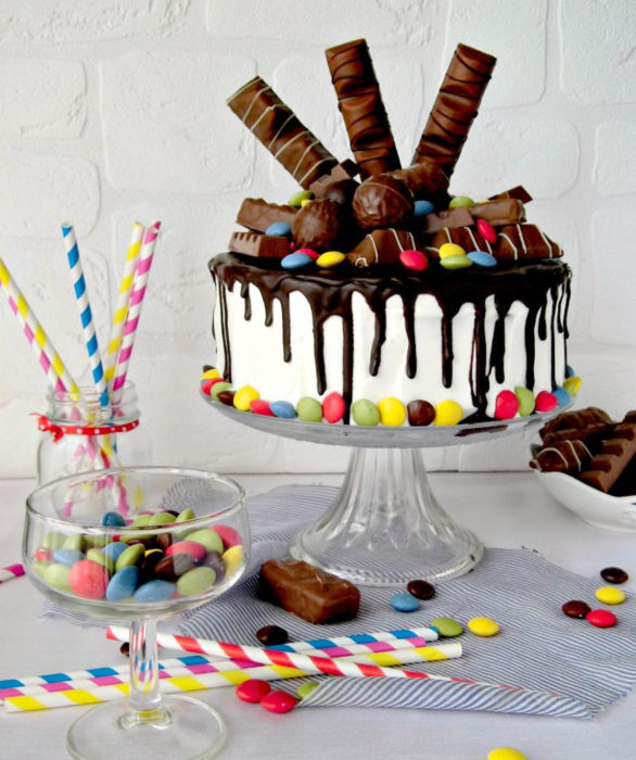 Pastel infantil de dulces y chocolates para el Día del Niño