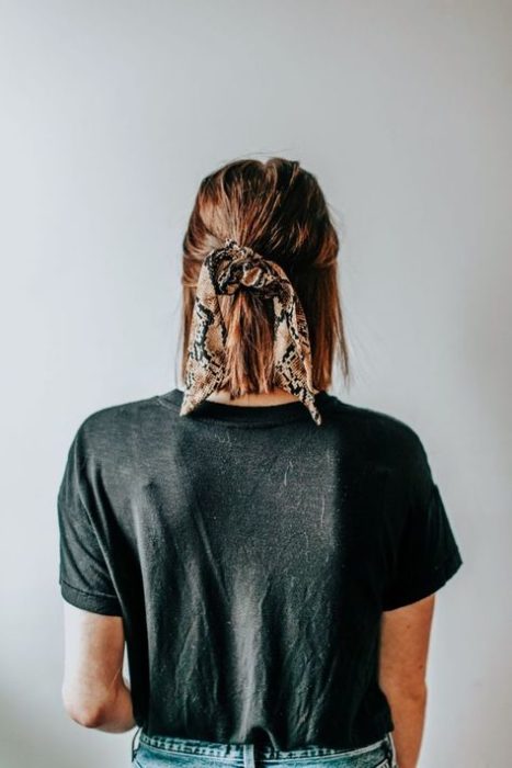 Chica con el cabello corto sujetado con una banda 