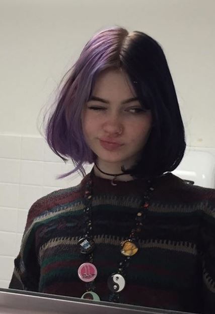 Chica con el cabello teñido de color morado con negro 