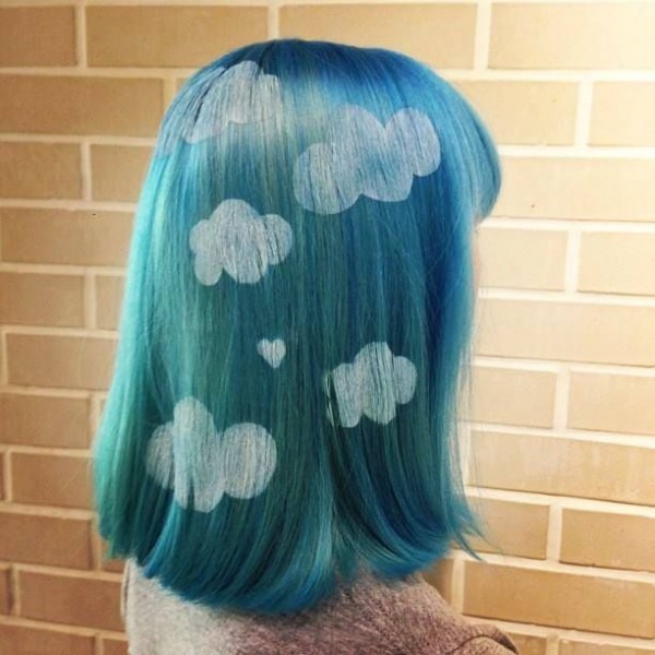 Chica con el cabello teñido de color azul con nubes 