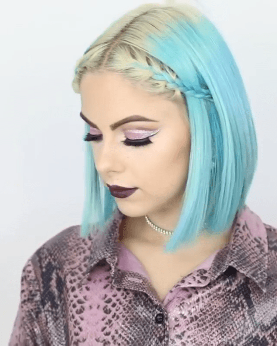 Chica con el cabello teñido de color rubio con azul aguamarina 