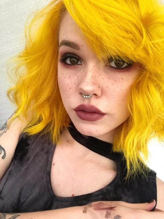 Chica con el cabello corto teñido de color amarillo