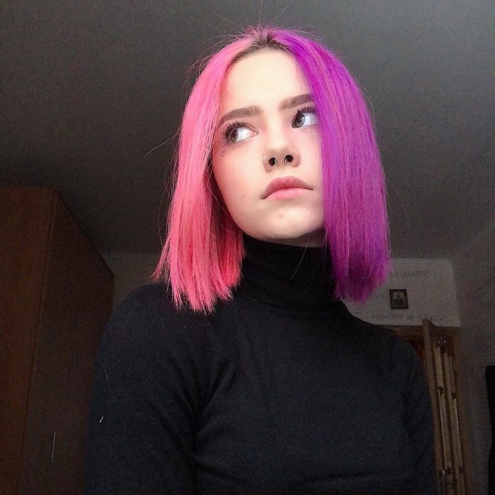 Chica con el cabello pintado de color rosa con morado 