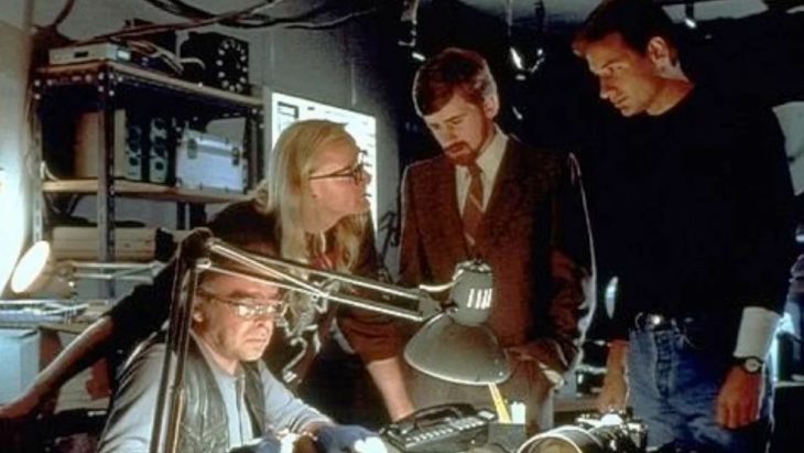 Escena de The Lone Gunmen con todos bajo el sotano