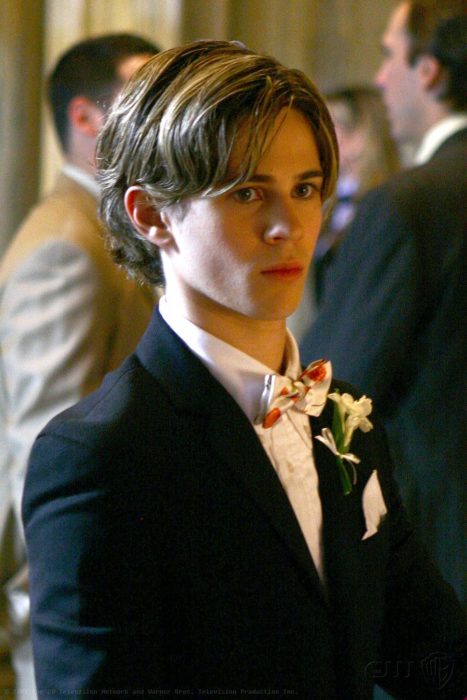 Eric Van Der Woodsen personaje de la serie Gossip Girl usando un traje durante una fiesta 