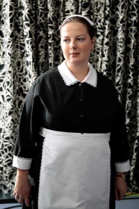 Dorota, personaje de la serie Gossip Girl usando su traje de sirvienta 