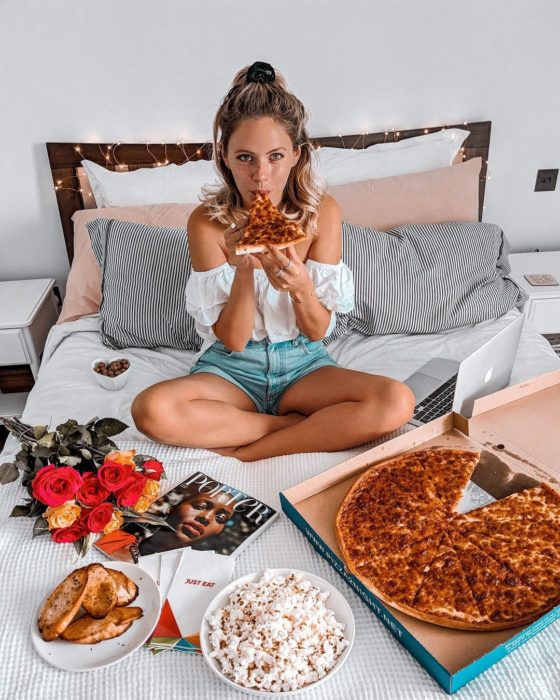 Mujer comiendo pizza