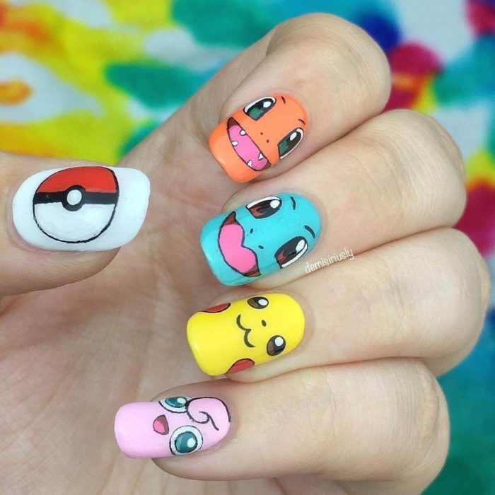 Manicura con diseño de la caricatura de Pokemon