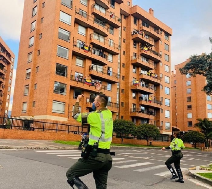 Policías de Colombia bailando y cantnado para animar a los ciudadanos