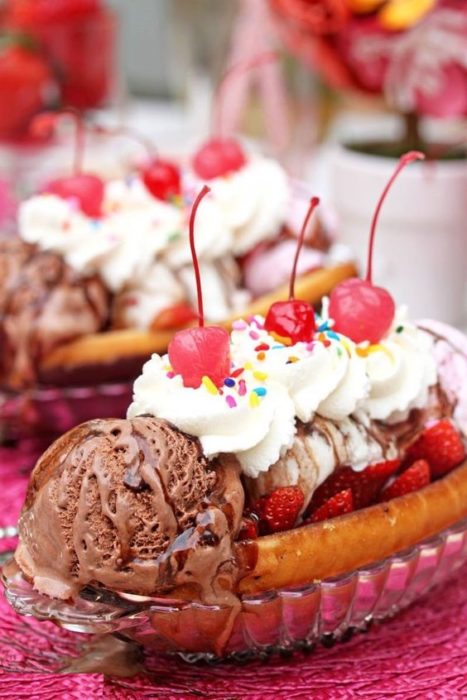 Banana split con helado de sabores