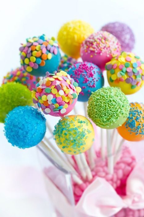 Cake pops de colores con confitería 