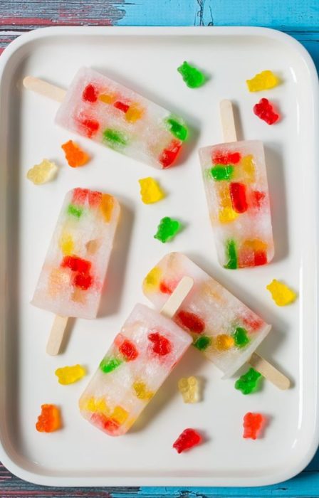 Paleta de refresco con gomitas de colores para el calor