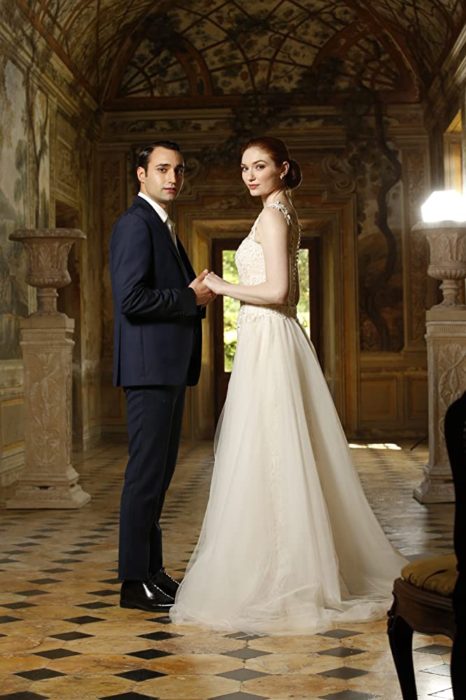 Escena de la película Amor. Boda. Azar, novios entrando a la iglesia tomados de la manos