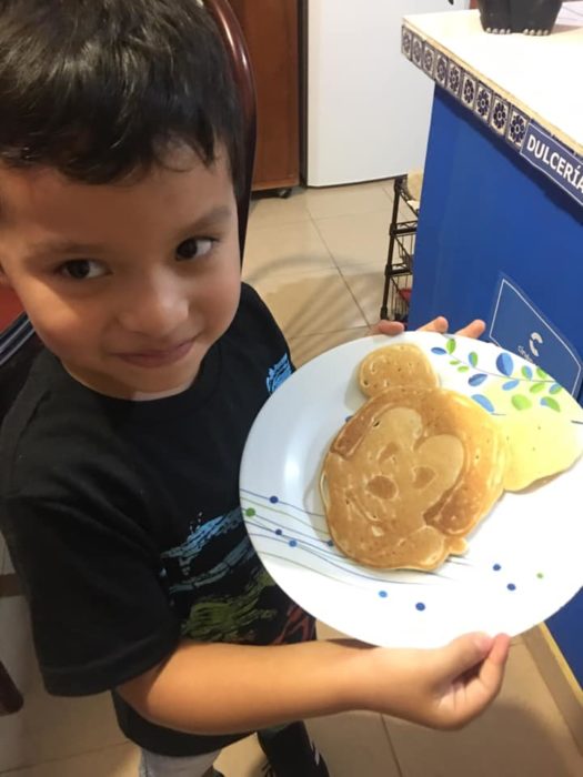 Papás hacen cine en casa para su hijo