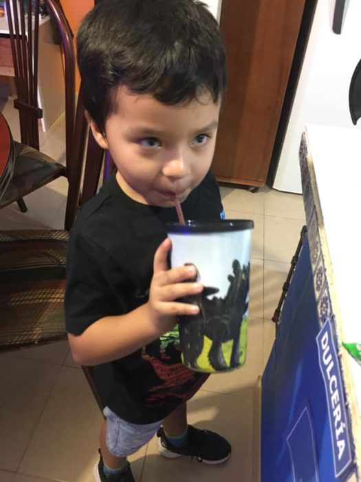 Papás hacen cine en casa para su hijo