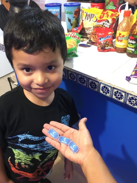 Papás hacen cine en casa para su hijo