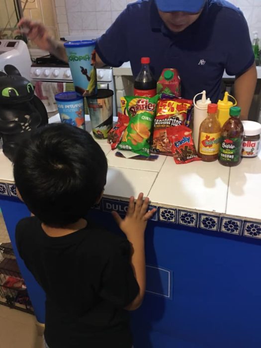 Papás hacen cine en casa para su hijo