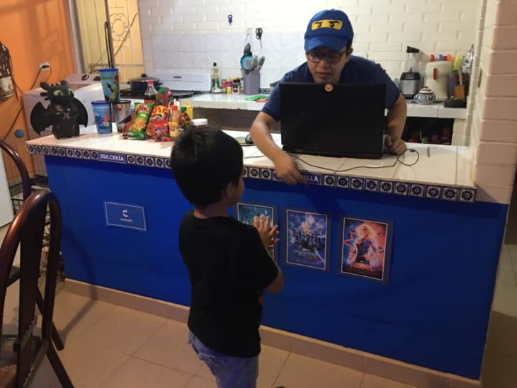 Papás hacen cine en casa para su hijo