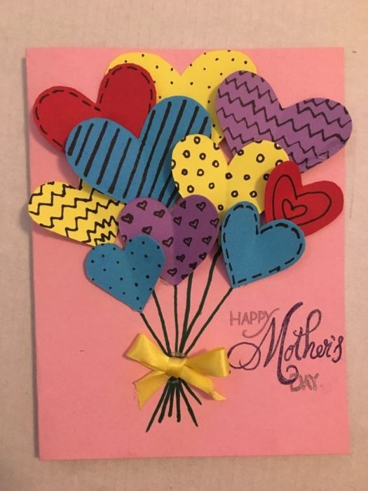 Tarjeta DIY para el día de las madres con corazones de colores 