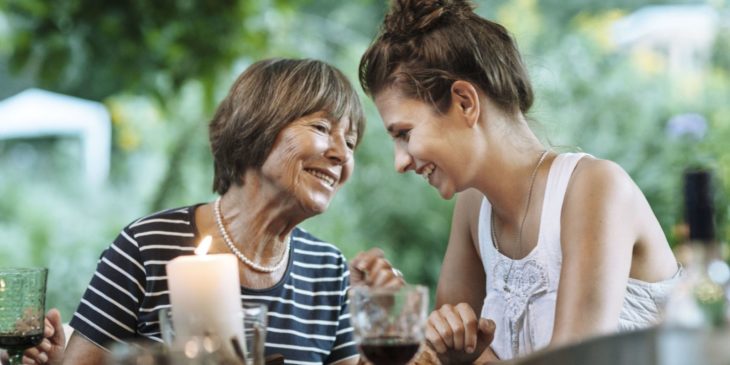 Madre e hija juntas conversando en el jardín 