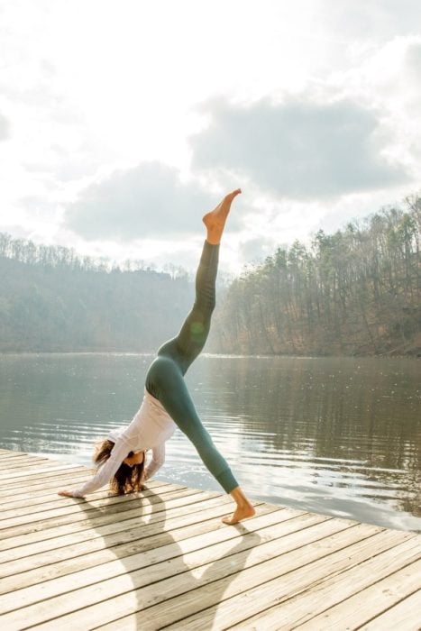 Mujer realizando yoga