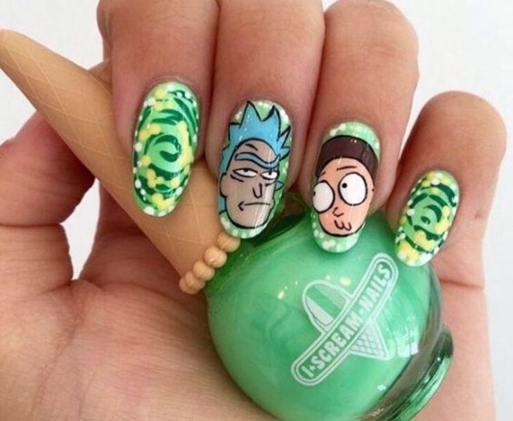 Manicura con diseño de la caricatura de Rick and Morty