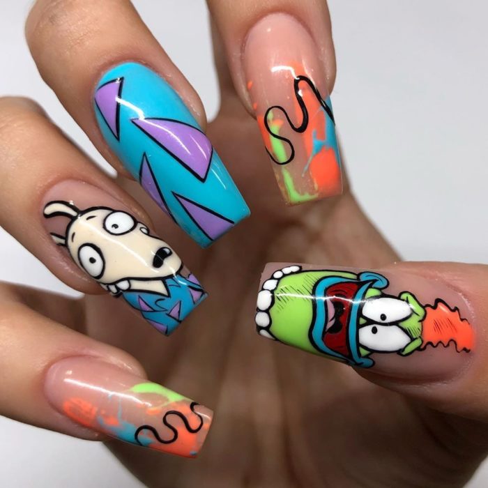 Manicura con diseño de la caricatura de Rocko