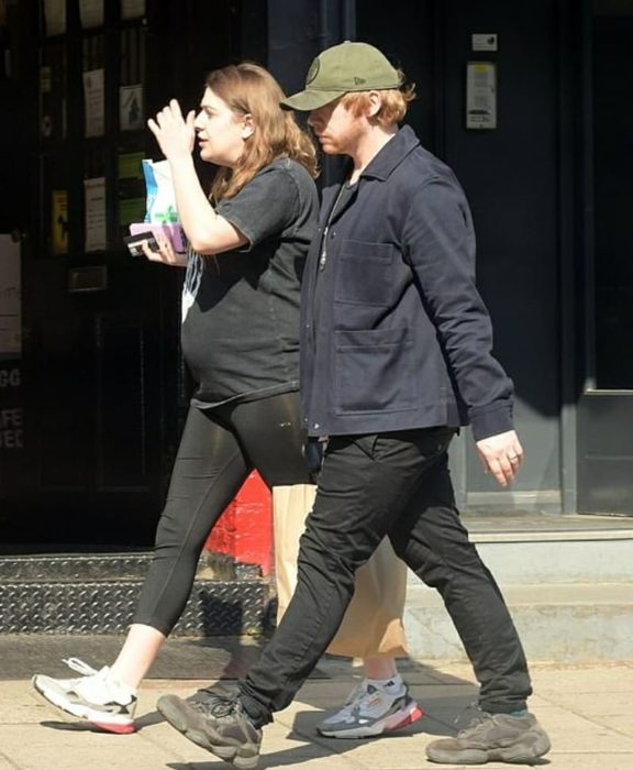 Rupert Grint y Georgia Groome caminando por las calles de New York tomados de la mano