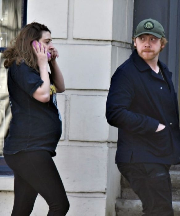 Rupert Grint y Georgia Groome mostrando su embarazo