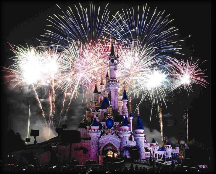 Fuegos artificiales en castillo de Disney 