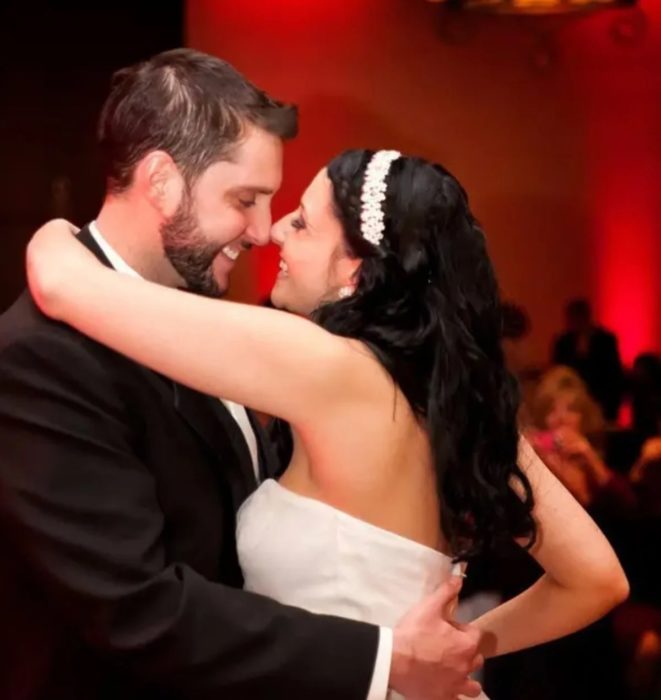 Pareja de novios abrazados bailando el vals el día de su boda