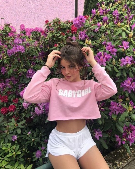 Chica usando sudadera crop top rosa