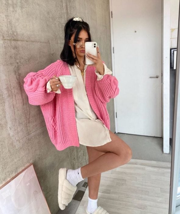 Chica usando suéter holgado color rosa