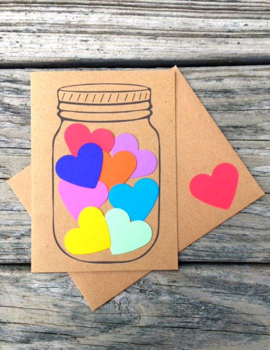 Tarjetas de felicitación infantiles para el Día del Niño; corazones en un frasco