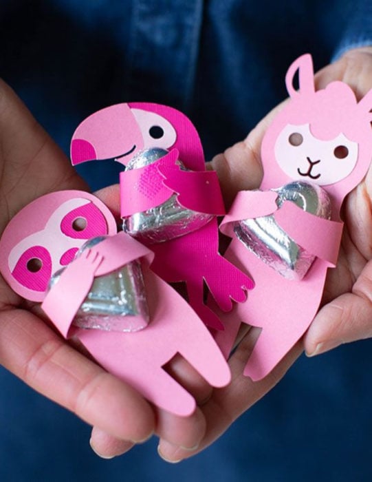 Tarjetas de felicitación infantiles para el Día del Niño; animales rosas de papel con chocolates, llama,, tucán, oso perezoso 