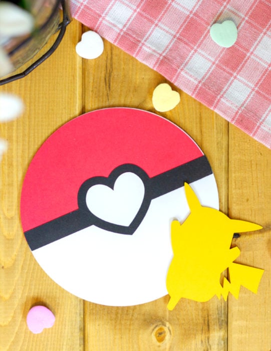 Tarjetas de felicitación infantiles para el Día del Niño; pokebola y Pikachú de Pokemon