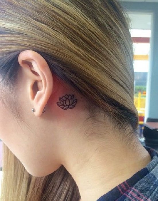 Tatuaje detrás de la oreja de una flor de loto